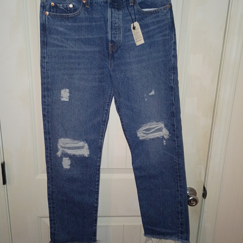 Women's Wedgie Straight Levi's 29x28. Button Fly. Extremely Cute